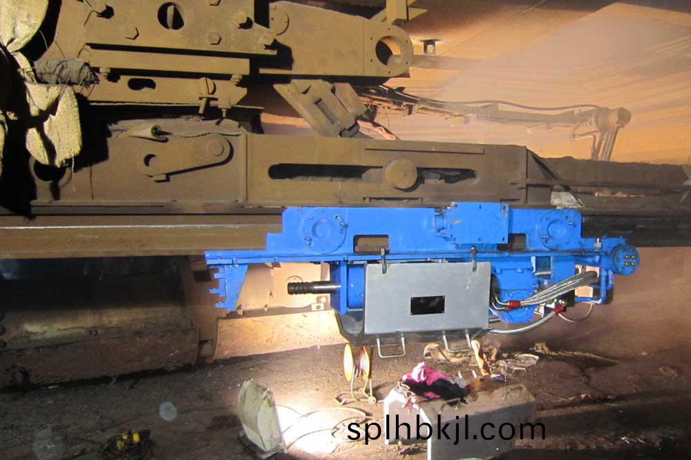 開鐵口鑿巗機工作現場