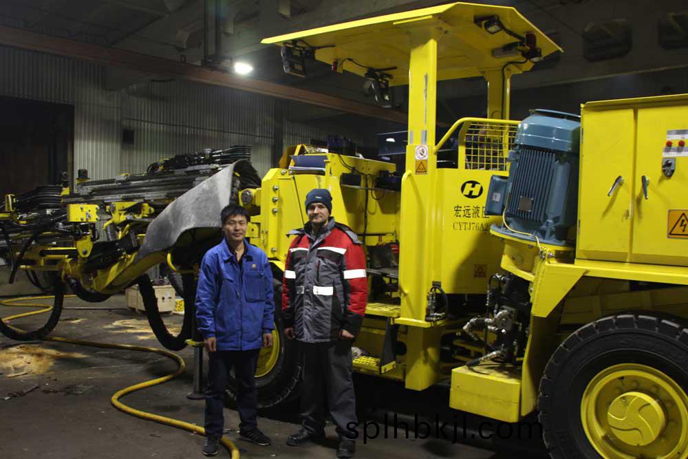 雙臂掘進鑽車工作現場